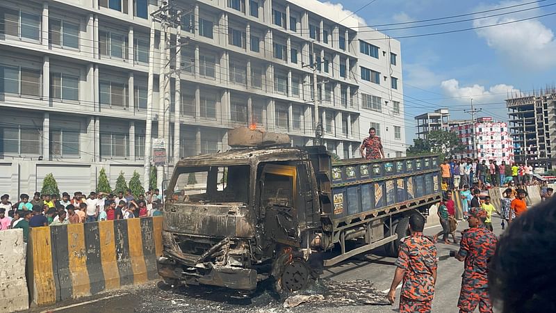 উত্তেজিত কারখানাশ্রমিকেরা  ট্রাকে আগুন দিয়ে ঢাকা-টাঙ্গাইল মহাসড়ক অবরোধ করেন